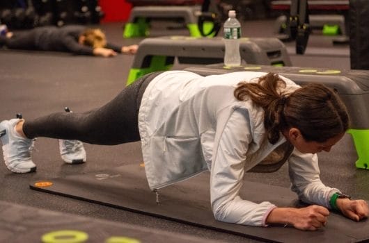 woman do plank